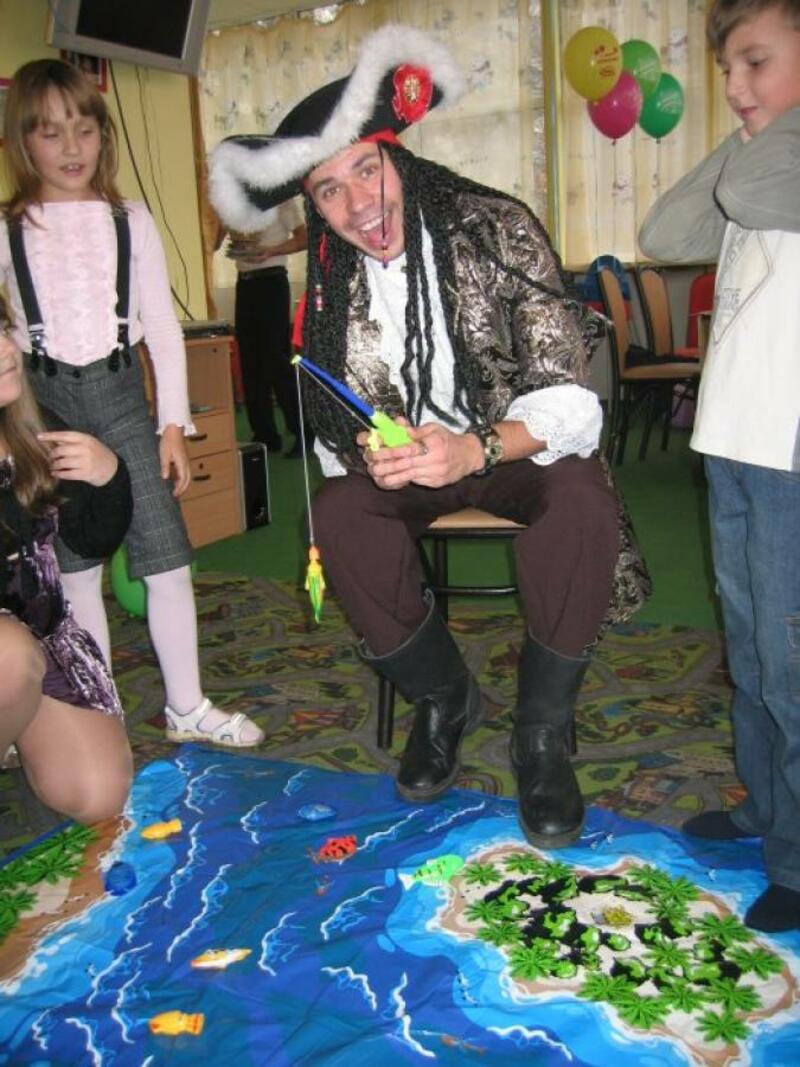 сказочный пират с картой сокровищ на празднике